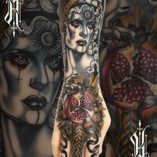 Tatuaje neotradicional de Kat Abdy #KatAbdy #neotraditional #fineart #Artnouveau #detailed #painting #portraits #woman #magic #esoteric #hand #arm #pomegranate #moon