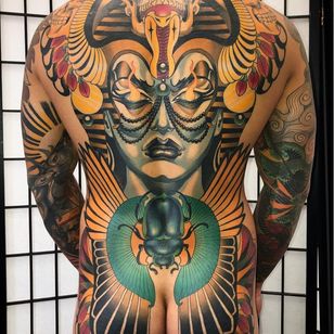 Tatuaje neotradicional de Kat Abdy #KatAbdy #neotraditional #fineart #Artnouveau #detailed #painterly #portraits #lady #magic #esoteric #bodysuit #bagpiece # Scarab #wings #cobra #kranie #flamme #ild #perler