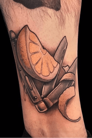 A lemon and pocket knife done at the Philadelphia tattoo convention. I tried to utilize muted tones for this piece and think it worked really well.