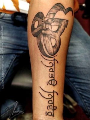 Wahe Guru ji tattoo, with his portrait inside the ek onkar. Nirbhau Nirvair script in Gurmukhi, adorns the forearm #tattooart #tattoo #blackandgreytattoo #onkar #religioustattoo #wheredelhigetsinked #tattooforguys #sleevetattoo #tattooideas 