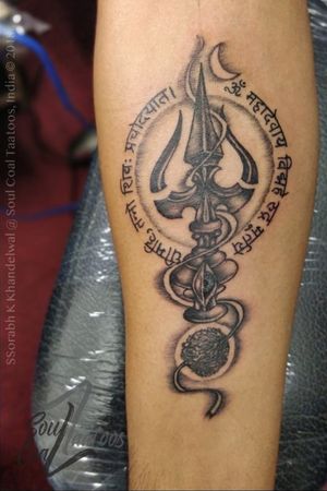 Mahadev tattoo, customized for the Shiva lover, a beautiful tattoo with trident or the trishul with the third eye. #tattoo #blackwork #sleevetattoo #tattooideas #tattooforguys #bholenath #mahadev #religioustattoo #wheredelhigetsinked #tattooideas #trident #rudraksh
