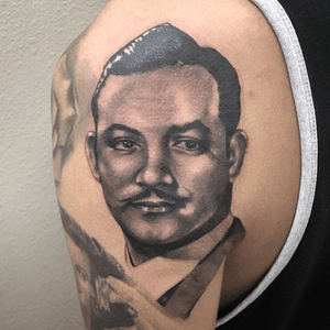 Portrait of Jorge Negrete🎙🎼 #jorgenegrete#elcharrocantor#mexicansinger#1930s#guanajuato#mexicolindoyquerido#tresgallosmexicanos#blackandgrey#portrait#portraittattoo#inkedup#inkeeze#bishoprotary#tattoos#dynamicink#davincineedles#tattoooartist#inkbyjv2018#tatuajes#tattoosofinstagram#photooftheday#instagood#blackandwhite
