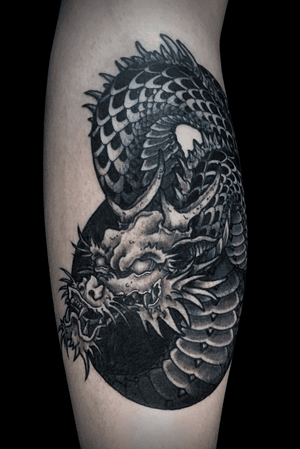 Done in South Korea • tattoos@danielasagel.com • #danielasageltattop #dragon #dragontattoo #snake #snaketattoo #serpent #serpenttattoo #schlange #serpente