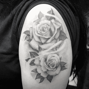 🌹 healed roses #blackandgrey#tattoos#roses#rosetattoo#healed#work#inkedup#tattedup#inkeeze#dynamicink#bishoprotary#orangecounty#tattooshop#aspiredink#california#tattooartist#inkbyjv2018#art#ink#tattoosofinstagram#girlswithtattoos#flowers#tatuajes