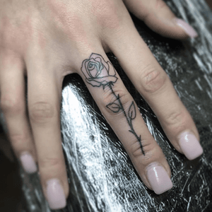 🌹 For quotes/appointments DM or Email: inkbyjv@gmail.com Thank You #throwback#finger#tattoo#small#rosetattoo#outline#simple#tattoos#fineline#bishoprotary#aspiredink#california#inkbyjv2018#tattooartist#art#ink#roses#tatuajes