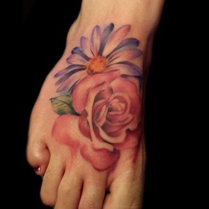 #painterly #painterlystyle #watercolor #watercolortattoo #watercolortattoos #rose #daisy #daisytattoo #rosetattoo #RoseTattoos #foottattoo #girlytattoo #cutetattoo 