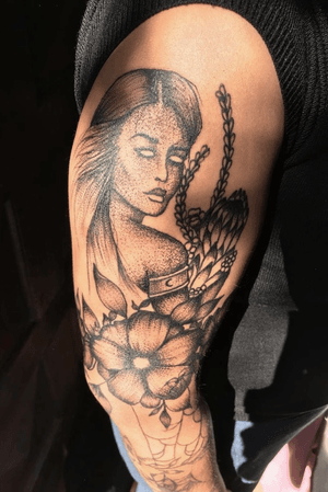 🌺💐 #tattoo #tattooart #tattoodesing #black #tatuaje #diseñotatuaje #dotwork #blacktattoo #womantattoo #flowertattoo #flower #mangatattoo #manga #spiders #spidertattoo #blackworktattoo