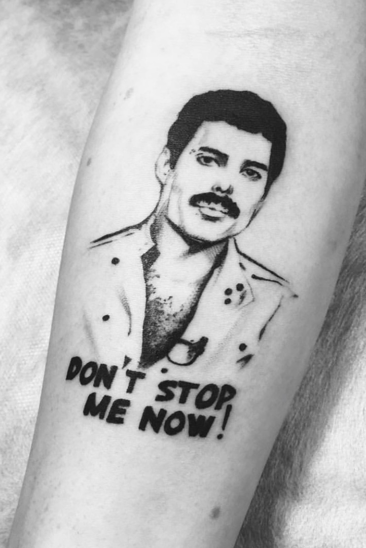 Tattoo uploaded by Анастасия Бучацкая • ...спасибо моему папе за то, что сдетства привил любовь к правильной музыке🤘🏼Несколько лет вынашивала идеюсделать тату в память о великом Фредди, мать его, Меркьюри👑