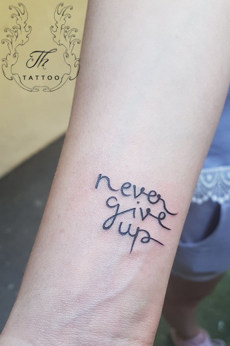 Тату never give up на запястье