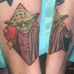 Custom coloured Yoda for my father - top of right leg 