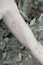 TULIP gianlucarondina@hotmail.it #drawing #tattooed #life #tattooartist #sketch #top #lovers #women #minimaltattoo #tattooflash #tattoomodel #singleline #mini #art #leggero #artist #minimal #liner #DESIGNER #flower #outline #tattooing #minimalism #love #tulip