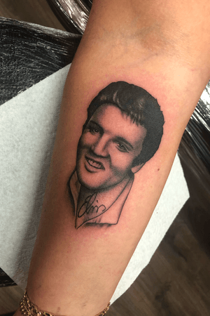 The King ain’t dead! Very small portrait from today Suppose I do portraits now aswel as everything else 💀 #tcb #tcbtattoo #elvis #elvispresley #elvistattoo #elvistattooart #elvistattoos #elvispresleytattoo #portrait #portraittattoo #portraittattoos #traditionalportrait #traditionaltattoo #tradtatts #traditionaltattooing #irish #ireland #dublin #dublintattoo #dublintattooartist #dublintattoostudio
