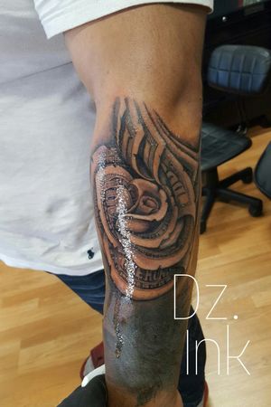 Dollar Rose 💸 tattoo. One of the best feelings as a tattoo artist is to see the satisfaction on my clients faces after the see their finished tattoos on the mirror.🙌👌