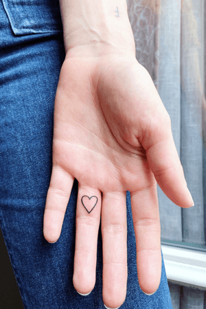 Finger tattoo heart 