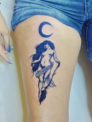 Tattoo da MorganaImagem usada como referência é de outro artista, com algumas mudanças solicitadas pela cliente.#tattooart #BlackworkTattoos #blackwork #witchtattoo #witch #goiania 