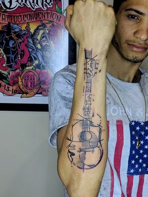 Tattoo do SérgioRepresentando o amor pela música, primeira de muitas tatuagens. Imagem de referência escolhida pelo cliente#blackwork #blackworktattoo #tattooguitar #tattooart 