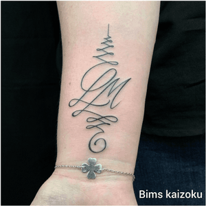 1er tattoo pour ma cliente qui a été super courageuse 😊😊 simple et efficace comme ont aime 🥰 #bims #bimskaizoku #bimstattoo #paris #paname #paristattoo #tatouage #lettre #initiale #youtubeuse #blogueuse #unalome #liner #ink #inked #tatt #tatts #tattoo #tattoos #tattoostyle #lettering #tattoomodel #tattooer #tattooed #tatted #tattooist #tattooartist #tattooart 