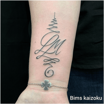 1er tattoo pour ma cliente qui a été super courageuse 😊😊 simple et efficace comme ont aime 🥰 #bims #bimskaizoku #bimstattoo #paris #paname #paristattoo #tatouage #lettre #initiale #youtubeuse #blogueuse #unalome #liner #ink #inked #tatt #tatts #tattoo #tattoos #tattoostyle #lettering #tattoomodel #tattooer #tattooed #tatted #tattooist #tattooartist #tattooart 