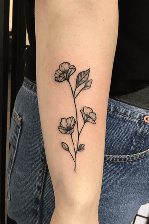 Simple floral wrist design for a client’s first tattoo. Blackwork and white highlights. Whipshading used mainly.