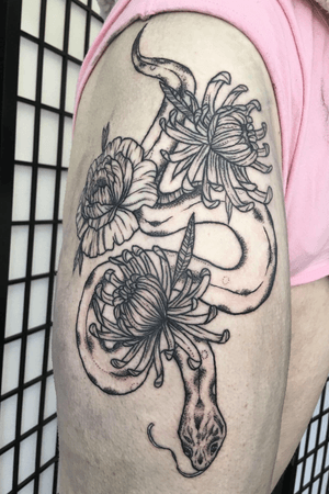 Snake and chrysanthemum thigh piece. Mainly dotwork with whipshading throughout. Blackwork and white highlights.
