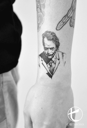 Joker tattoo by im3e7en ------------ #jokertattoo #blackandgreytattoos #finelinetattoo #instafineliner #linework #singleneedle #singleneedletattoo #blackwork #inkaddict #inkwork 