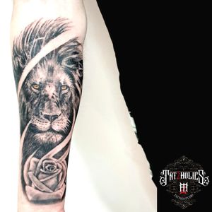 Lion Rose tattoo#newpost #tat2holics #tattoo #tattooart #tattoojobs #tattooaddict #tattooartist #tattoodesign #tattooskulls #tattoolife #tattoostudio #denhaag #tattoomag #tattooguestspot #tattoomagazine #tattoojunkies #tattoodrawings #realism #tattooblackandgrey #tattoocollours #eternal #kwadron #ink #blackandgrey #tattoowork #tattooink #tattooaddicts #tattoolover #tatoeage #tattooportait