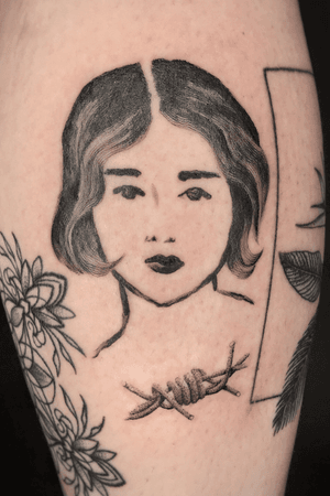Lady face and little barb wire for Charlotte thank you so much for your trust on this one ! 🖤 Would love to do more, DM me to book in.Made at @southcitymarket 🖤.....#tattoo #tattooapprentice #tattooflash #frenchprisontattoo #ignorant #ignorantstyle #criminaltattoo #undergroundtattoo #londontattooartist #dotwork #tttism #blackwork #blackworkers #blackworkerssubmission #blackink #cutetattoo #blkttt #blacktattooing #dsrupttt #contemporarytattooing #southcitymarket #heloisegeslain