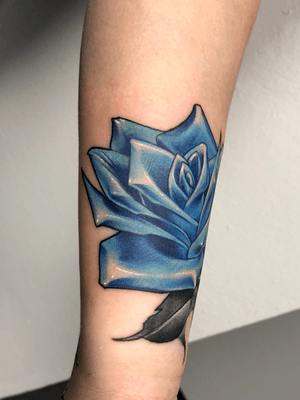 Freehanded Rose #color #tattoo #tattooartist #maxwellrivera #bluerose #rosetattoo #wristtattoo #illustrative 