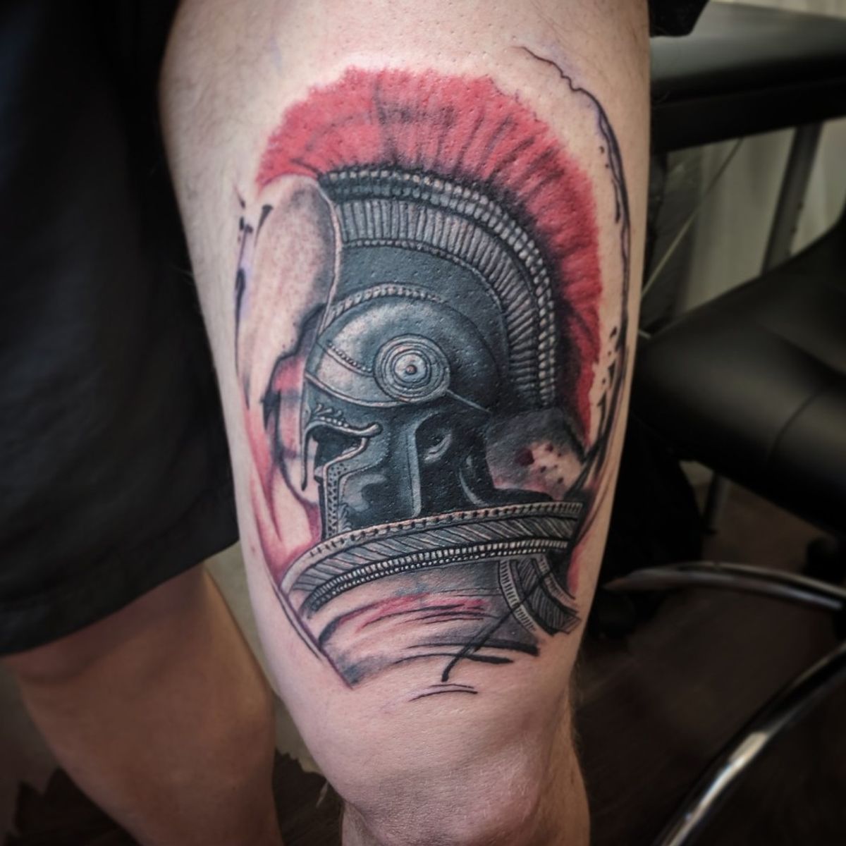 Татуировки шлем. Спарта шлем тату. Тату шлем спартанца на икре. Тату 300 спартанцев на предплечье. Тату Спартанский шлем на ноге