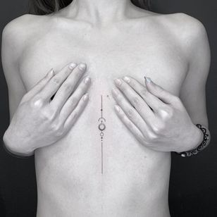 Tatuaje mínimo de Jack Poohvis #JackPoohvis #minimaltattoos #minimal #smalltattoos #small #simpletattoo #simpletattoos #linework #dotwork #sacredgeometry #geometry #brestnum #breast #underboob