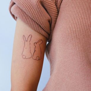 Tatuaje minimalista de Gong Greem #GongGreem #minimaltattoos #minimal #smalltattoos #small #simpletattoo #simpletattoos #rabbit #bunny #illustrative #arm