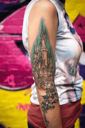 Finalized this Disney Castle on Kim and repaired the damage by some scratcher below (the flowers and buterflies). #disneytattoo #girlwithtattoos #sleepingbeauty #realistictattoo #colortattoo #wallsandskin #disneyland #disneylandparis #disneycastle #art #mickeymouse #rotterdamtattoo #amsterdamtattoo #realism #princes #princesinha #girlswithtattoos