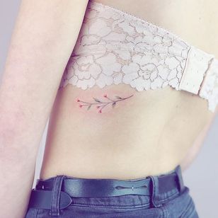 Tatuaje minimalista de Eva Edelstein #EvaEdelstein #minimaltattoos #minimal #smalltattoos #small #simpletattoo #simpletattoos #flowers #floral #illustrative #side #ribs