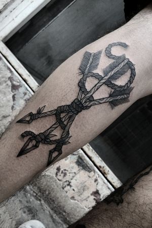 H u n t e r Muchísimas gracias por la confianza de mi amigo Héctor y dejarme la libertad de hacer el diseño ✨ #getinked #tattooartist #hunter #simpletattoo #instaart #fineline #solidblack #blacktattoo #mexican #tatuadoresmexicanos #picoftheday #monday #arrows #illustrationtattoo #linework #july #2019