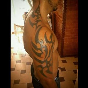 Tatuaje tribal, colores: negro y rojoTribal tattoo, colors: black and red