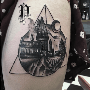 Hogwarts castle for a lovely client! #hogwarts #hogwartscastle #hogwartscastletattoo #harrypotter #harrypottertattoo #traditionaltattoo #traditional #traditionaltattoos #blackandgrey #blackandgreytattoos #girlytattoos #harrypottercastle Instagram - @paigeelizabethtattoo