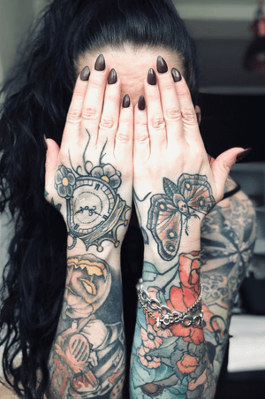 #handtattoo #watch #colortattoo #color #moth #newschool #sleeve #inked #tattooed #Tattoodo #girl 