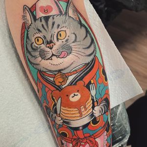 Cat tattoo by Wendy Pham #WendyPham #cattattoos #cattattoo #cat #kitty #cute #animal #petportrait #pet #neojapanese #pancakes #food #heart #bells #color #leg