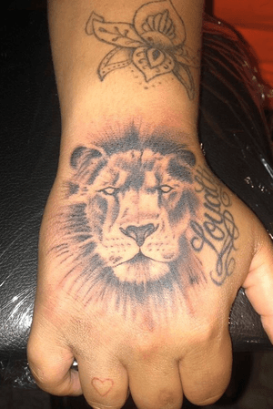 Lion head on hand. Love  this piece 