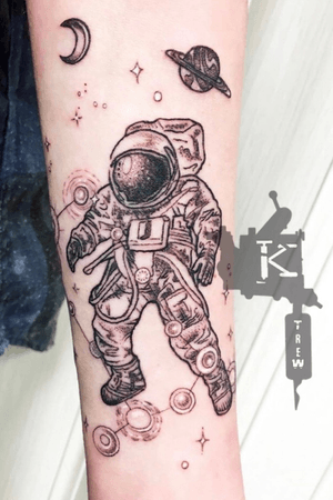 By Kirstie Trew • KTREW Tattoo • Birmingham, UK 🇬🇧 #astronaut #blackworktattoo #illustrativetattoo #dotworktattoo #spacetattoo 