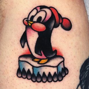 Lindo tatuaje de Jason Ochoa #JasonOchoa #cutetattoos #cute #sweet #tattoosforgirls #tattooforwomen #tattooideas #cooletattoos #love #color #traditional #leg #icecube #snow #penguin #chillywilly
