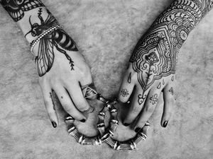 Hands of Polly Ellens photographed by Verena Frye for the Descriptive Anatomy project #VerensaFrye #DescriptiveAnatomy #handtattoo #tattooedhands #tattoophotography #tattooart #fineart #photography #hands