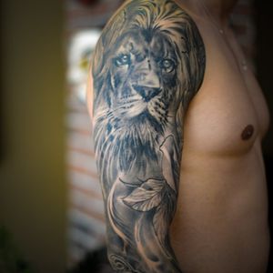 🇬🇧 Realistic lion on a full arm composition. Healed. 🇫🇷 Lion réaliste d'une composition sur un bras complet. Cicatrisé. #liontattoo #realistictattoo #tatouagelion #realism #realistic #arm #realiste #blackandgrey #blackandgreytattoo #goranivic #nigra #tattooparis #paris