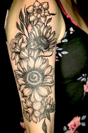 Illustrative flowers #daffodils #sunflowers #floraltattoos #flowers