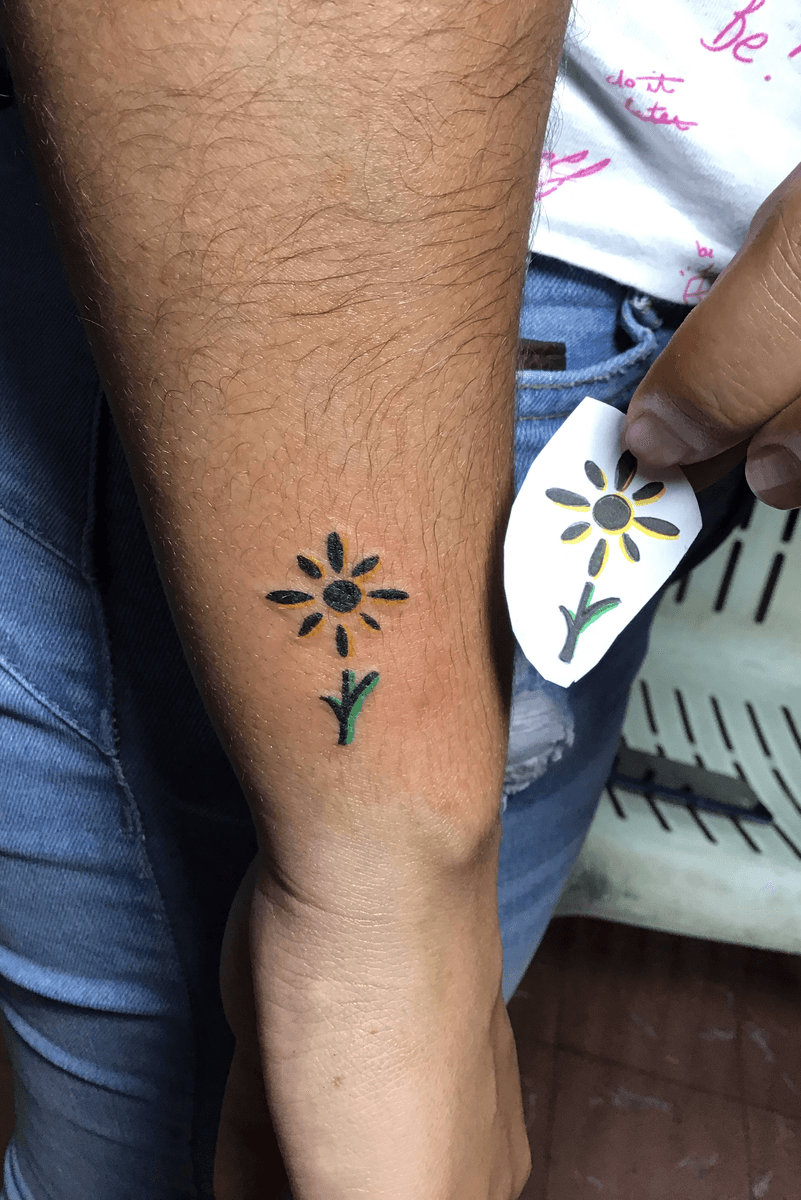 Tattoo uploaded by Carlos David • Astractcion lineal #girasol #minimalist # color • Tattoodo