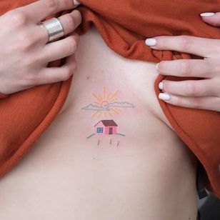 Lindo tatuaje de Yaroslav Putyata #YaroslavPutyata #cutetattoos #cute #sweet #tattooforgirls #tattooforwomen #tattooideas #cooltattoos #love #sternum #underboob #clouds #handpoke #house #sun