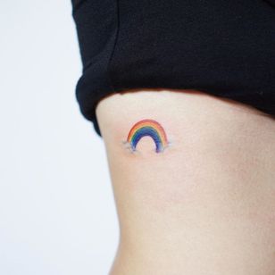 Lindo tatuaje de Tattooist Silo #TattooistSilo #Silo #cutetattoos #cute #sweet #tattoosforgirls #tattooforwomen #tattooideas #cooltattoos #love #rainbow #clouds #tiny #ribs #side