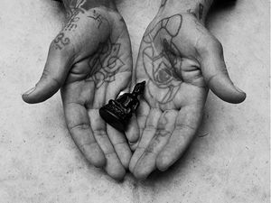 Hands of Adde Vader photographed by Verena Frye for the Descriptive Anatomy project #VerensaFrye #DescriptiveAnatomy #handtattoo #tattooedhands #tattoophotography #tattooart #fineart #photography #hands