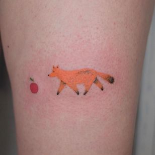 Lindo tatuaje de Victor Zabuga #VictorZabuga #cutetattoos #cute #sweet #tattooforgirls #tattooforwomen #tattooideas #cooletattoos #love # fox #apple #handpick #animals #small #color #bones