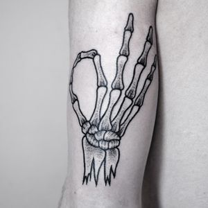 Molto bene / Très bien /Very good / muy bien / molt be #tattoo #flash #flashoftheday #bkackwork #blacktattoo #nice #tresbien #moltobene #barcelona #tattoos #bcnttt #tattrx #illustration #skull #hand #skullhand #onlyblackart #darksurrealism #disaikner